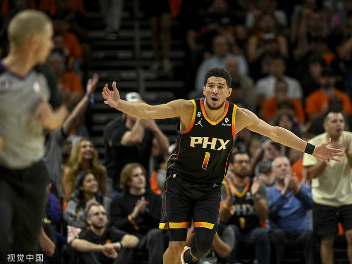 布克向裁判抱怨。