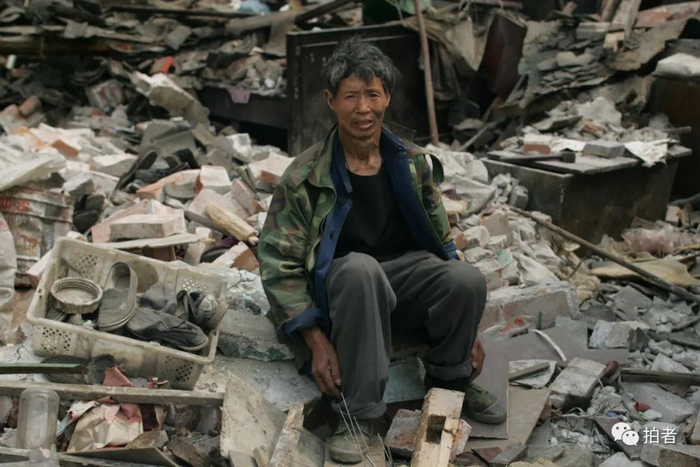 ▲2008年，地震后蒋先云没有离开自己的家。他说，“即使是废墟，也是自己的家”。摄影 / 韩萌