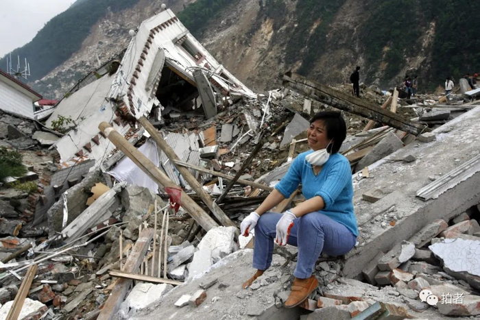 ▲2008年5月15日，北川县城，一名妇女在废墟中呼喊亲人的名字，已经两天两夜没有亲人消息了。图片来源 / 新京报摄影部