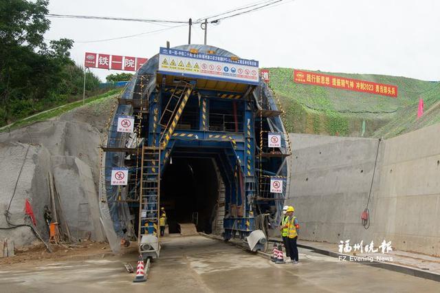 福州港口后方铁路的大樟隧道施工现场。