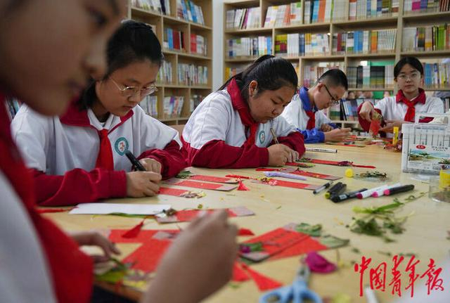 5月10日，山东省济宁市第七中学，学生在“签言万语”活动中用书签记录节气诗词和谚语。中青报·中青网记者 李峥苨/摄