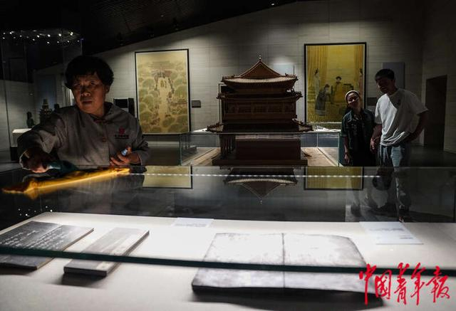 5月10日，山东曲阜，孔子博物馆内，参观者观看孔庙奎文阁模型。中青报·中青网记者 李峥苨/摄