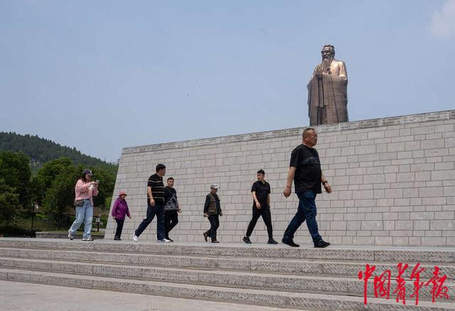5月11日，山东曲阜，尼山省级文化旅游度假区尼山圣境内，游人络绎不绝。中青报·中青网记者 李峥苨/摄