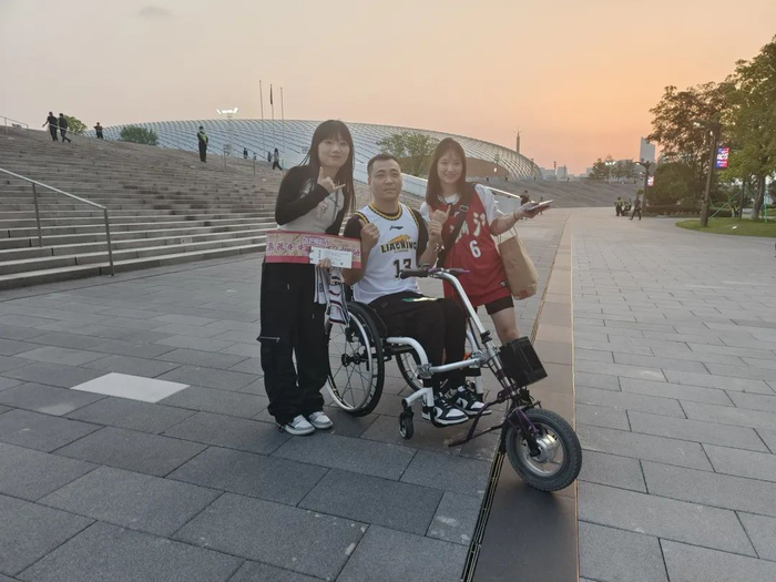 范芳（右）、魏怡欣（左）和辽宁队球迷合影。