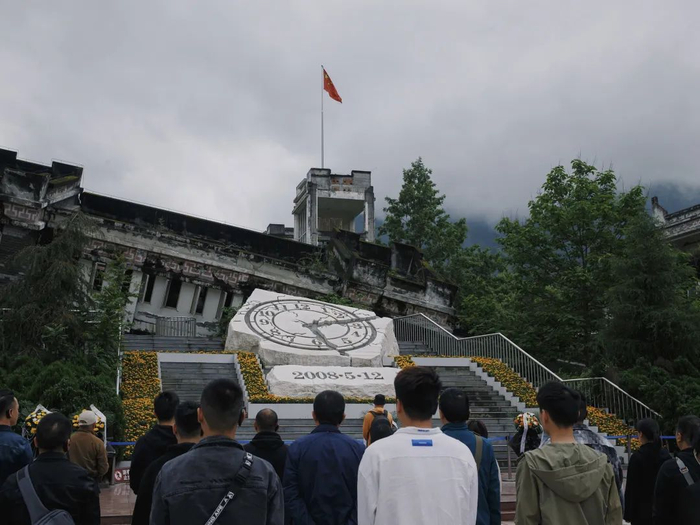 ▲2023年5月9日，汶川县映秀镇，人们来到汶川特大地震漩口中学遗址参观悼念。