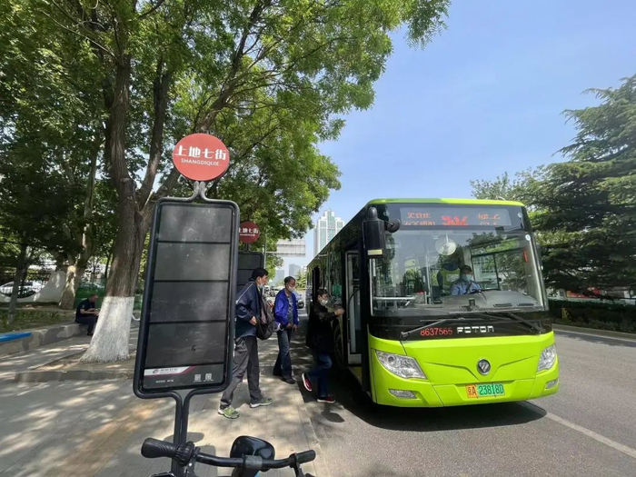 5月10日，上地七街站台已撤掉495路公交信息。