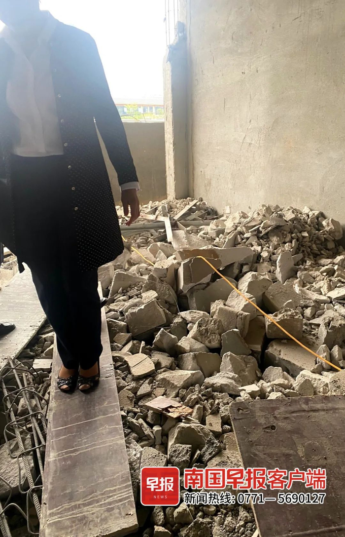 ▲涉事业主家中墙体拆下的建筑垃圾。