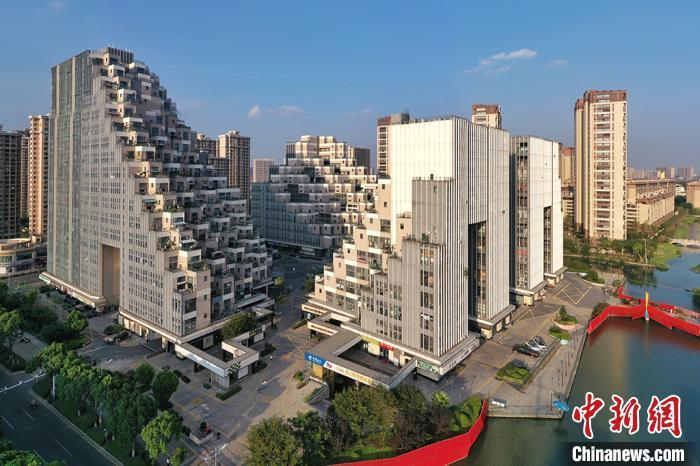 资料图：昆山花桥“网红”建筑，自下而上向内缩进的新颖设计，看起来就像搭起来的乐高积木。　阮忠 摄 