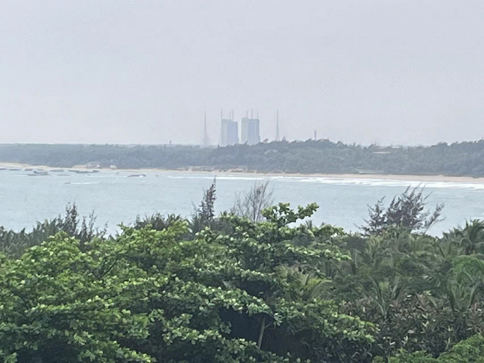 从希尔顿酒店房间远眺发射塔。时代财经/摄