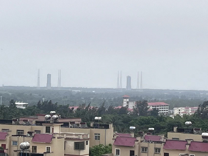 从民宿楼顶平台远眺发射塔。时代财经/摄