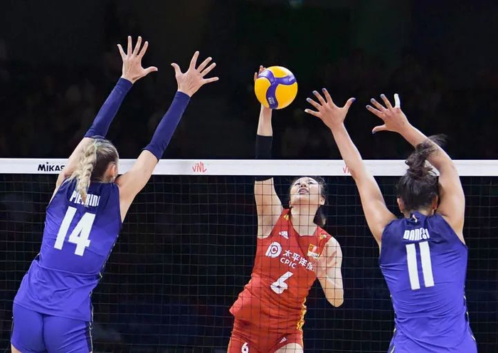 龚翔宇（中）在比赛中扣球。