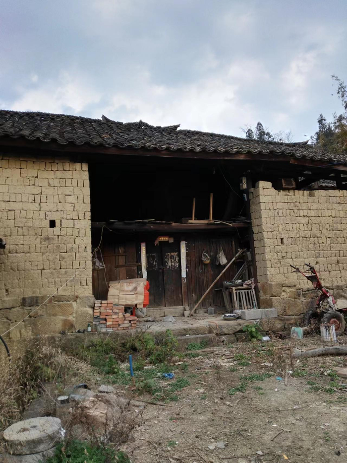 方早露老家的土屋子已经破败。 受访者供图