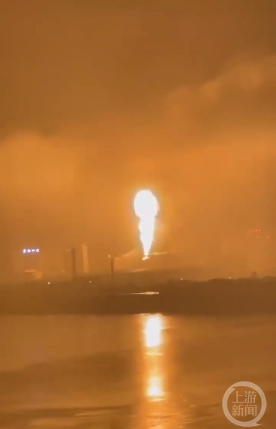 ▲火灾现场升起火柱。