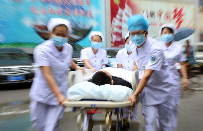     南宁市第二人民医院急诊科争分夺秒抢救患者。    （陈郁 摄）