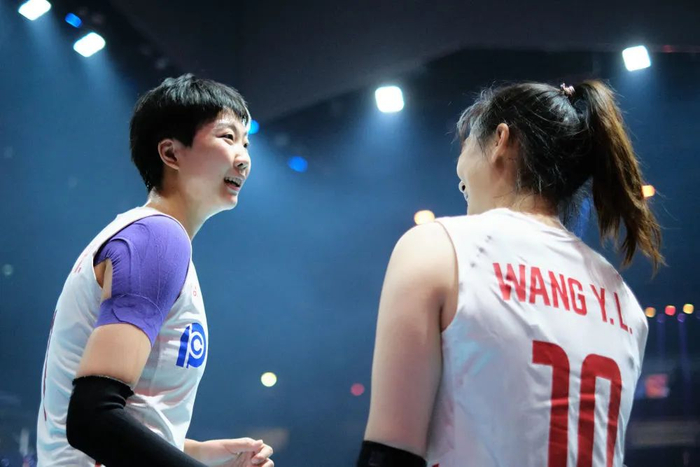 袁心玥（左）和王云蕗在比赛前交流。