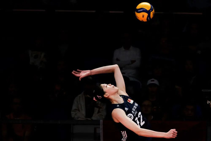 李盈莹在比赛中扣球。