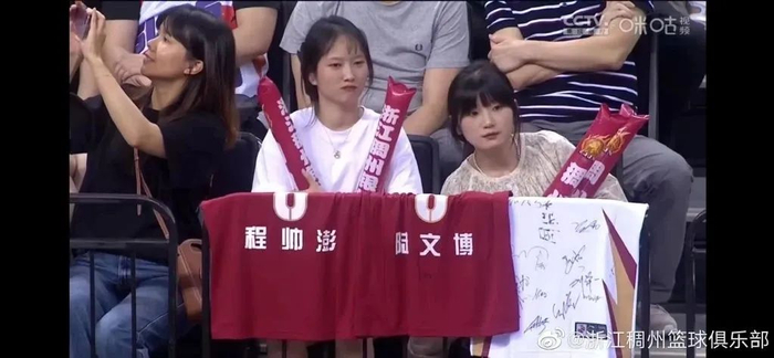 CBA半决赛，范芳（左）和魏怡欣（右）在深圳队主场为浙江稠州加油。