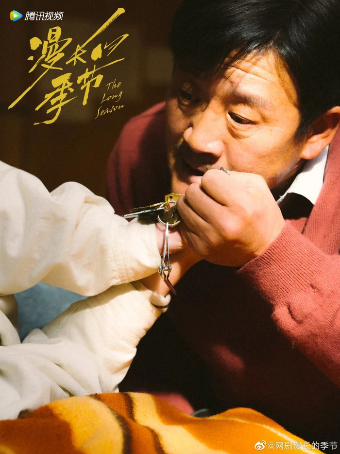 ▲剧中，沈栋梁在给沈墨剪指甲的时候，哼唱了童谣《小星星》，让整段戏变得更压抑，甚至恐怖。&nbsp; 图片来自该剧官微