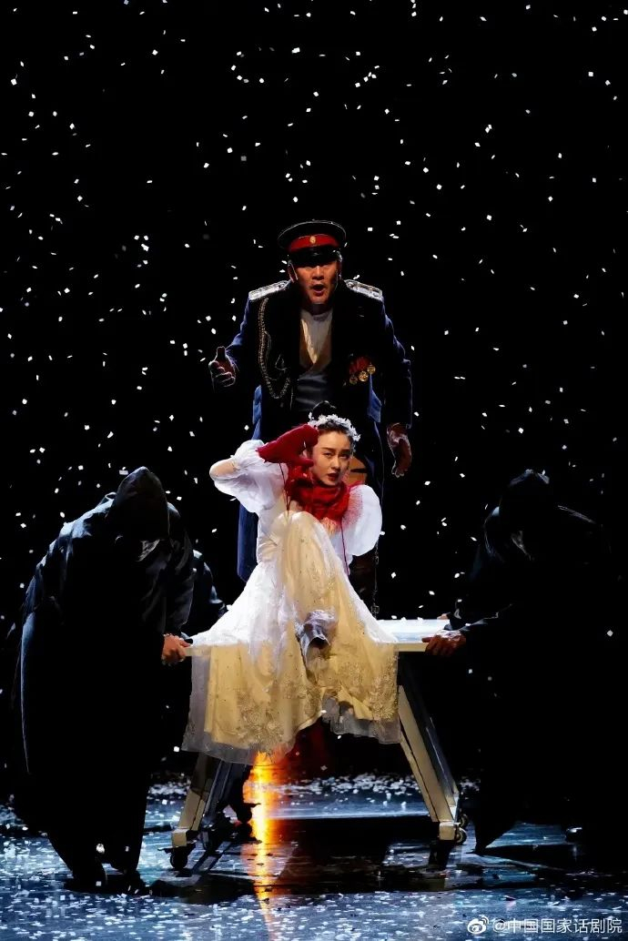 ▲侯岩松出演中国国家话剧院出品的话剧《恋爱吧！契诃夫》。&nbsp;图片来自中国国家话剧院官微