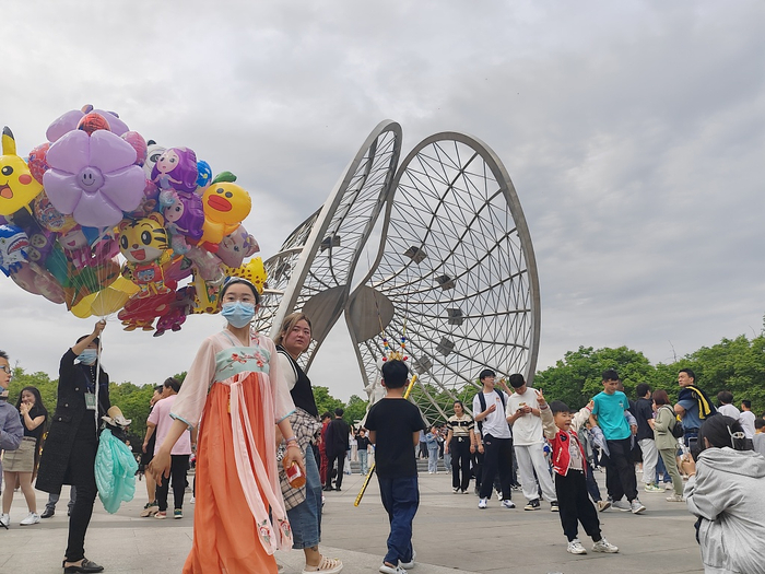 2023年5月2日，安徽蚌埠，游客在蚌珠迎宾（桑酒公主）雕塑下拍照游玩。视觉中国 资料图