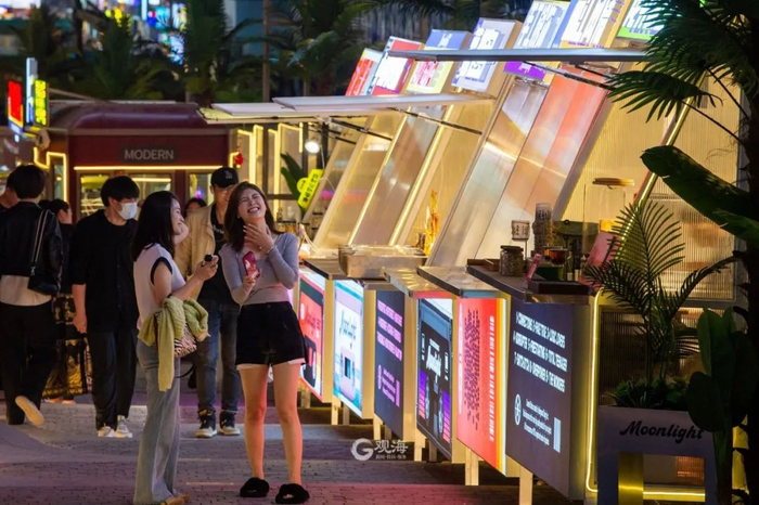 新街区增设了许多美食小店。