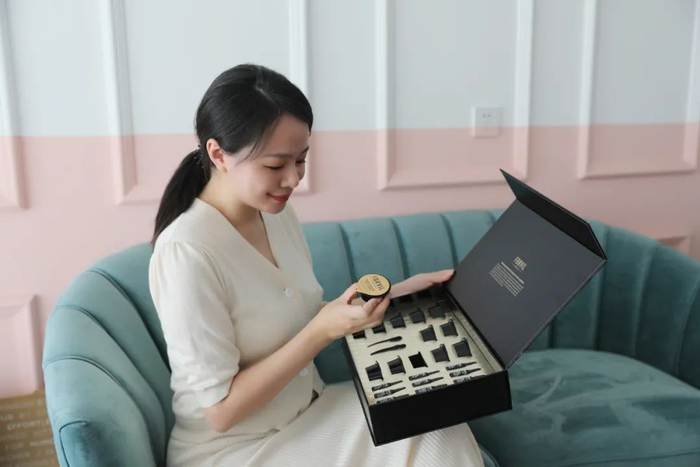 原价458元，目前下单只要378元，现在入手这款套盒也有好多赠品相送：价值168元的FORVIL285ml洗发水1瓶+4个1ml精油+发膜保鲜小礼帽1个，不要太划算～