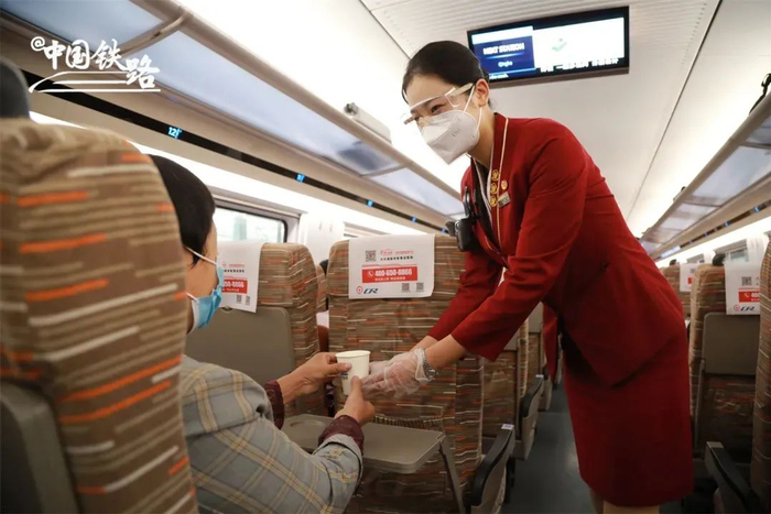 在G51次列车上，列车工作人员正在服务重点旅客。吕达飞 摄