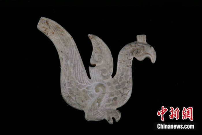 鸿山遗址邱承墩出土的凤形玉佩。鸿山遗址博物馆供图