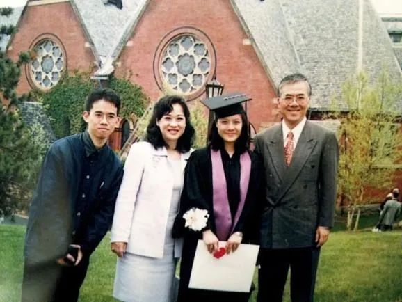 1997年，一家四口在女儿廖伟芬康奈尔大学毕业时合影