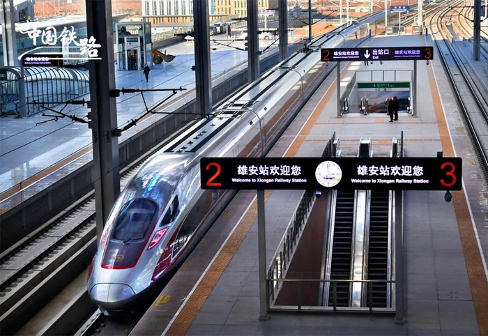 5月9日，C2705次列车正在驶离雄安站。杨宝森 摄