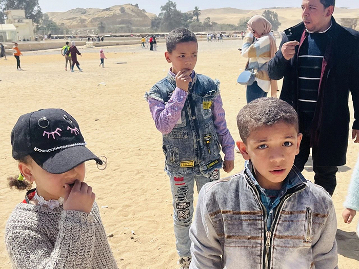 金字塔景区里的埃及小朋友。图源：李小天 摄