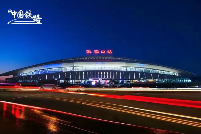 3月19日，夜色下的张家口站灯光璀璨。高磊 摄