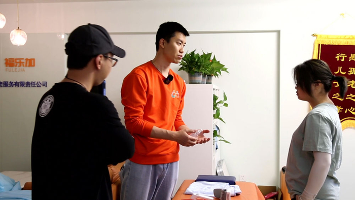 　在四川福乐家综合养老服务有限责任公司，晏杨俊祺（中）在给同伴培训助浴业务知识（4月21日摄）。新华社记者 张海磊 摄