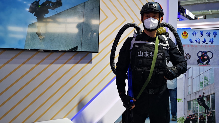 图为特警队员身着单警攀爬助力装置。何亮摄