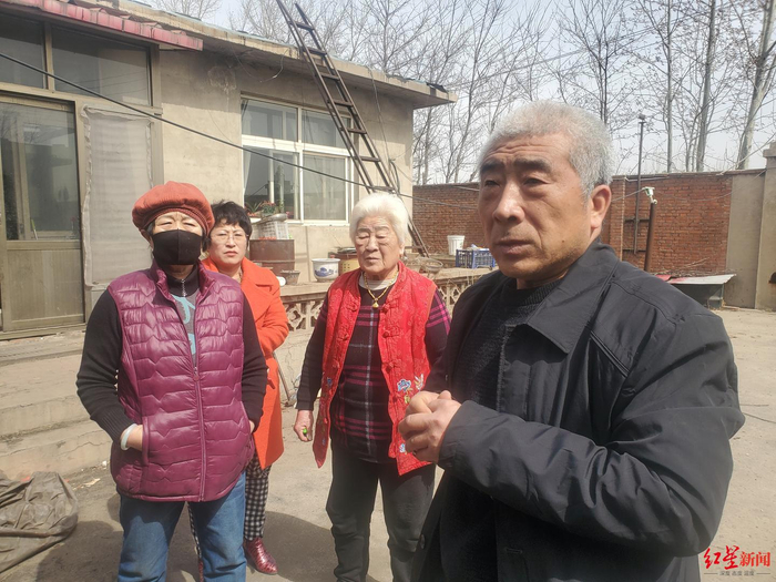 从右往左依次是韩国、韩国母亲戚玉芝、妹妹韩素凤、妻子屈晓玲。