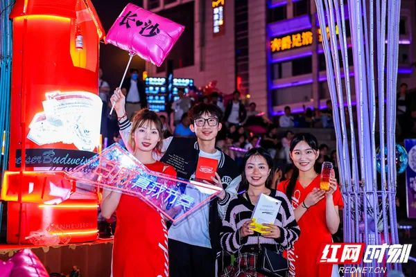 参与抢麦互动，赢取百威周边礼品。