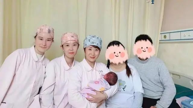 “彩虹桥”分娩镇痛团队的助产士与享受分娩镇痛后的快乐家庭