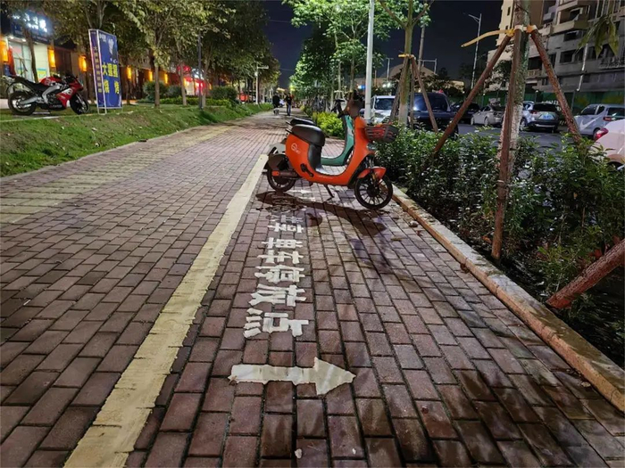 ▲贺州街头的共享电动自行车。