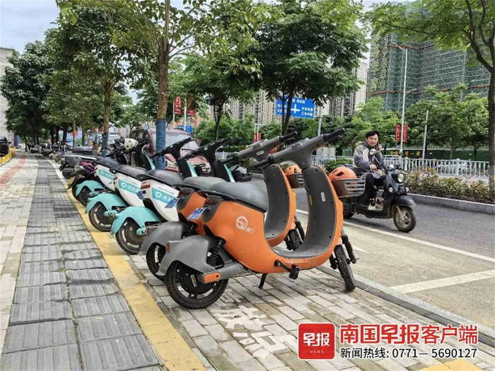 ▲贺州城区部分路段设置了共享电动自行车停放点。
