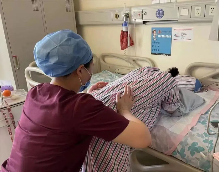 在北京大学第一医院，一位助产士正在为产妇缓解疼痛