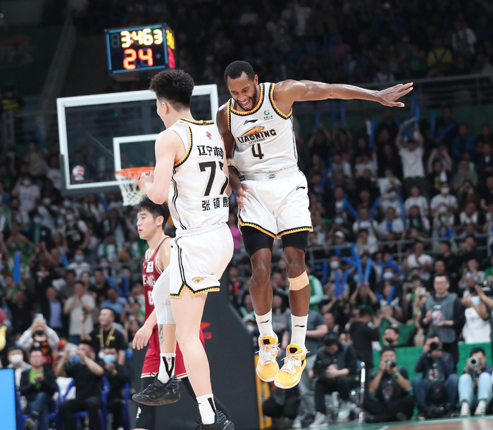 辽宁队球员张镇麟（左）和弗格庆祝得分。  图/新华社