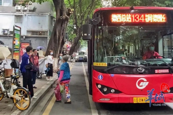 为方便市民出行，广州市交通运输部门决定恢复部分公交线路行经荔湾路北段