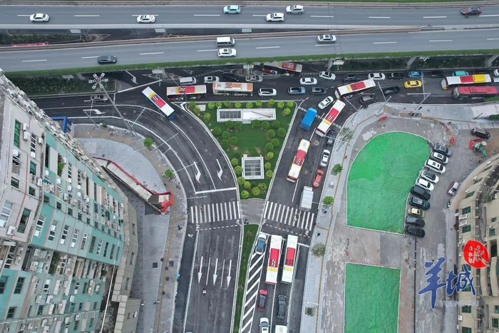 荔湾路北段长约150米，有不少车辆行驶该路，南往北方向路面车辆较多