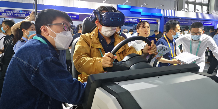 图为参观者体验装置。何亮摄