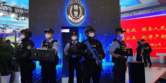 图为特警装备展示。何亮 摄