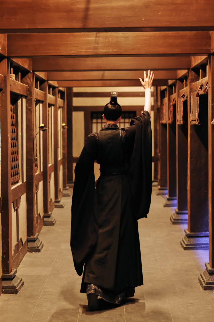 刘宇宁晒魏劭告别背影照 刘宇宁愿为值得的人与事折腰|刘宇宁|刘宇