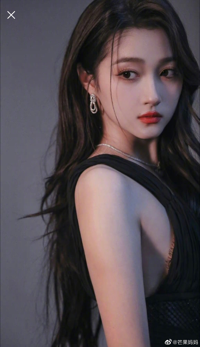 刷到一个关晓彤的神图安利贴,彤姐的腿比我命还长……|关晓彤_新浪