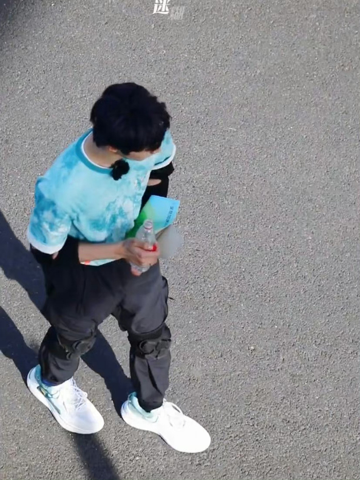 这个角度看刘耀文的脚真的好大啊|刘耀文_新浪新闻