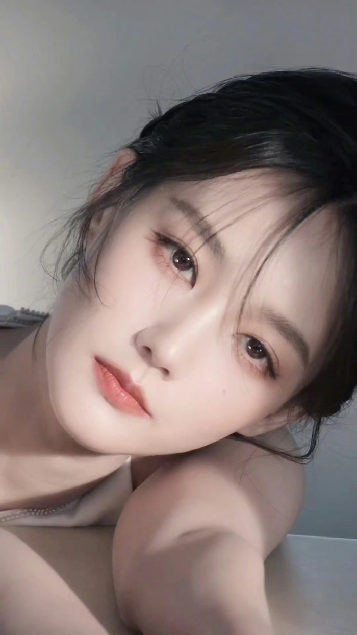 李一桐素颜妆感随拍怎么这么好看啊？