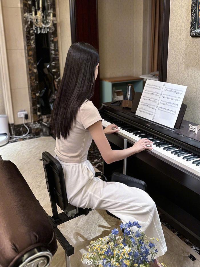 弹钢琴的女生背影高清图片